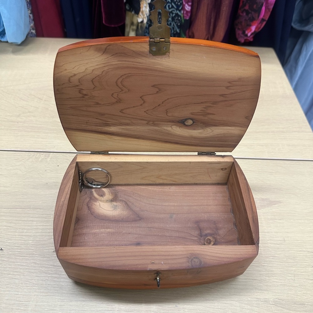 Vintage Art Deco Cedar Trinket/Souvenir Box with Brass Hinges and Fastner EUC - Picture 7 of 8